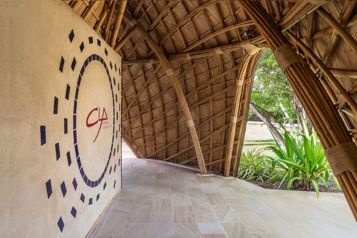 Archello's tweet image. Chiangmai Life Architects’ Office at the Water’s Edge in Chiang Mai demonstrates bioclimatic design with adobe brick and bamboo construction. 
buff.ly/bAj82Fw 

#BambooArchitecture #BioclimaticDesign #AdobeBuilding