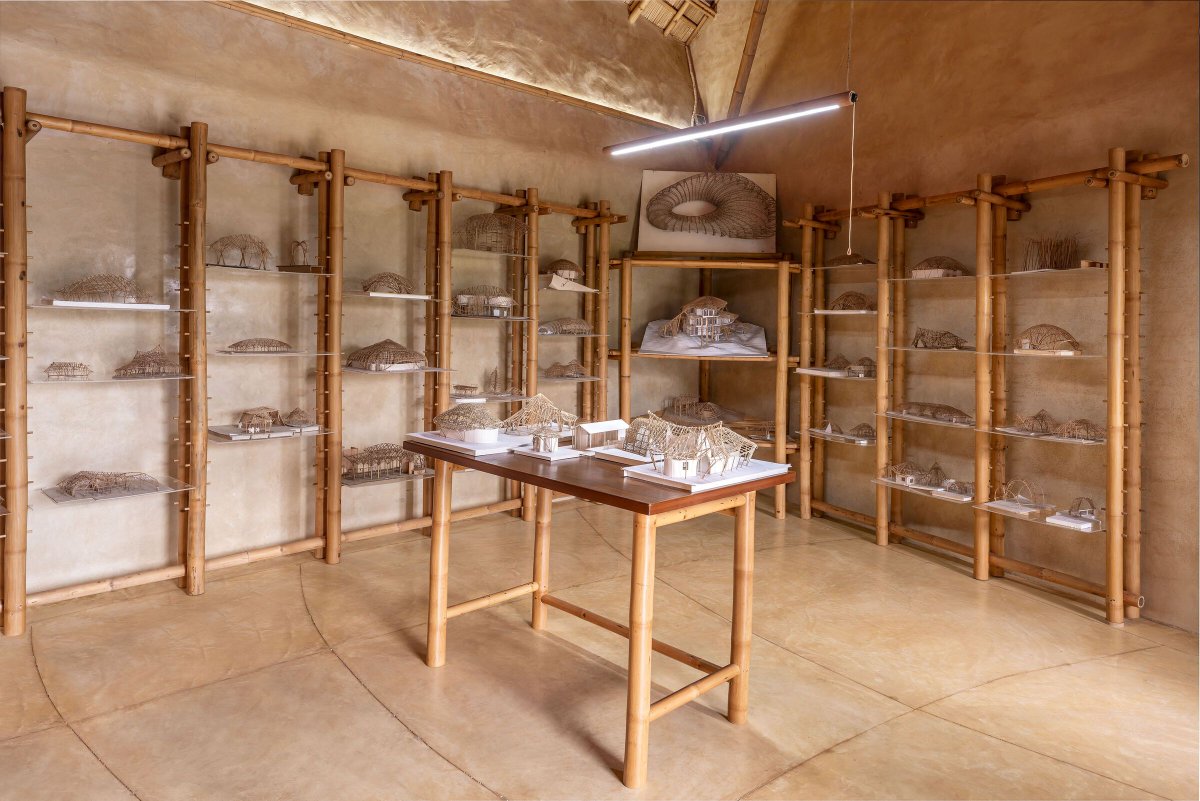 Archello's tweet image. Chiangmai Life Architects’ Office at the Water’s Edge in Chiang Mai demonstrates bioclimatic design with adobe brick and bamboo construction. 
buff.ly/bAj82Fw 

#BambooArchitecture #BioclimaticDesign #AdobeBuilding