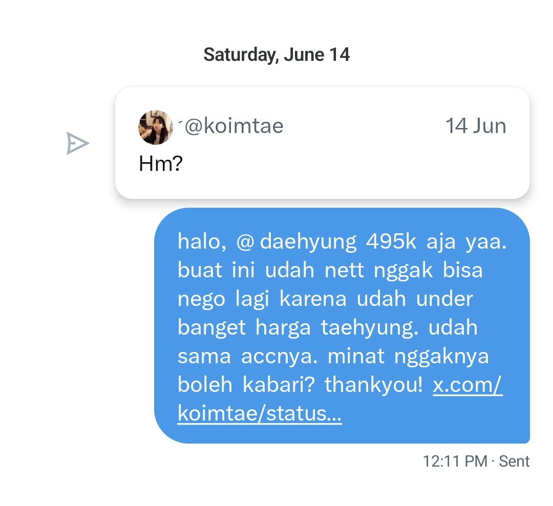 smini's tweet image. masih  kesel  sama  ini  orang  btw.  dia  selalu  nanya  harga  @  yang  sama  di  akunnya  yang  banyak  dan  beda  beda  itu.  one  time  dia  nanya  @  taehyung  di  aku  dan  ditawar  segini,  balasannya  gaenak  banget  wkwkwk.  eh  bbrp  hari  kemudian  chat  di  tele.