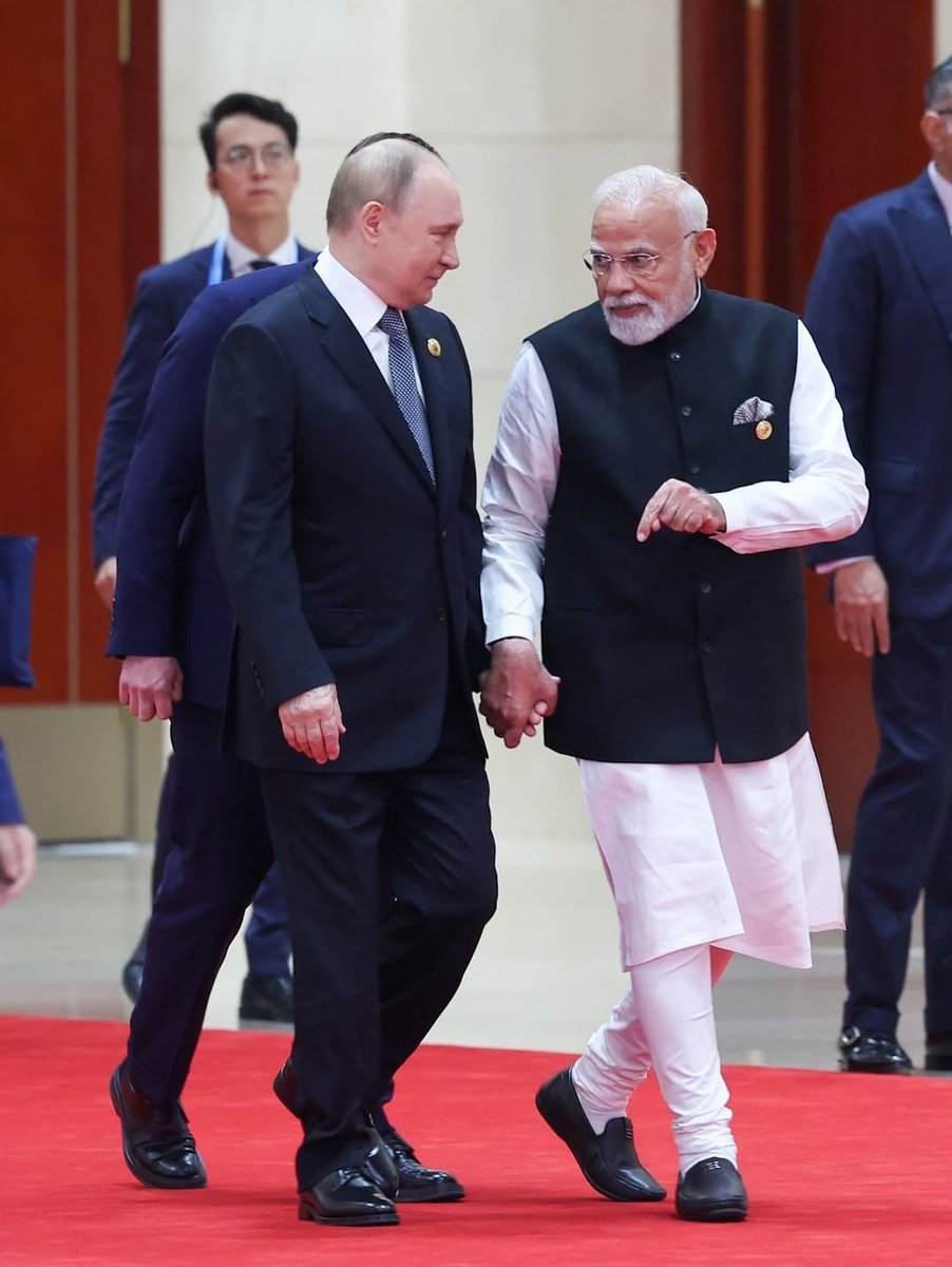 HarshitDixit001's tweet image. भारत के माननीय प्रधानमंत्री @narendramodi जी को जन्मदिन की अनंत शुभकामनाएं ईश्वर आपको सदैव स्वस्थ रखें और लंबी आयु प्रदान करें 🤗
#HappyBirthdayModiji
#NarendraModi