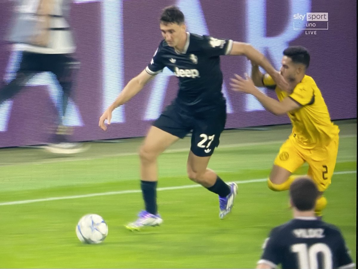 ZZiliani's tweet photo. La pirateria uccide il calcio? Può darsi, ma Marocchi e Sky (e le pay tv che da trent'anni si comportano da succursali di Hurrà Juve) lo uccidono di più
Era dai tempi di Massimo Mauro, quello che disse "Il VAR mi fa cagare", che non si assisteva a un commento indecoroso, irrispettoso del regolamento e diseducativo come quello della seconda voce Marocchi (invano contrastato dal telecronista Borghi) ieri in Juventus-Borussia. I lamenti per le mancate proteste juventine su falli mai avvenuti e le critiche all'arbitro per decisioni sacrosante, da regolamento (che l'opinionista Sky ignora)

Va be’ che Sky Sport è stata addirittura sponsor di maglia, cioè lo sponsor principale della Juventus nella stagione 2004-05, quella finita nel mirino degli inquirenti di Calciopoli (e vi lascio immaginare l’attendibilità e la credibilità dei racconti che ai tempi ci venivano propinati nelle telecronache e negli approfondimenti in studio); 

va be’ che a Sky opinionista di punta è stato per anni (decenni?) Massimo Mauro, ex giocatore della Juventus il cui equilibrio, la cui obiettività e il cui raziocinio lo portarono un giorno a dire (era il 23 aprile 2017): “Un mio amico interista di 80 anni, Cicillo, mi ha detto: è meglio fare la dialisi che guardare le partite dell’Inter. E lui è sotto dialisi”, il tutto tra i risolini dei compagni di merenda (pardon, di trasmissione) nessuno dei quali avvertì il dovere di invitare lo sciagurato commilitone a scusarsi per l’enormità uscita dalla sua bocca; 

va be’ che lo stesso Mauro combattè a lungo, alla comparsa del VAR (e prima che l’AIA trovasse il modo di neutralizzarlo e trasformarlo in arma a proprio favore), una guerra senza quartiere allo strumento tecnologico introdotto allo scopo di ridurre, se non eliminare, le ingiustizie perpetrate dagli arbitri e quindi gli scudetti vinti (indovinate da chi) per grazia ricevuta nella Serie A meglio nota come il campionato col verme: salvo poi vedere il presidente nonché amico nonché compagno di golf Andrea Agnelli - dopo Real Madrid-Juventus del rigore al 90’ trasformato da Ronaldo e del bidone dell’immondizia al posto del cuore copyright Gigi Buffon -, andare in tv e dire in mondovisione che un’enorme ingiustizia era appena stata perpetrata e che il VAR andava subito introdotto anche in campo internazionale (la Serie A aveva fatto da apripista a scopo sperimentale); il tutto mentre lo sventurato Mauro si era appena reso protagonista di un ennesimo sfondone che l’aveva portato a dire, in un fuori onda andato tragicamente (per lui) in onda, la frase: “Il VAR mi fa cagare!”, proclama che aveva costretto il direttore di Sky Sport Federico Ferri, l’indomani, a cercare di mettere una pezza all’accaduto con un comunicato intitolato: “VAR, per noi di Sky è sì” (per la cronaca: allo strano caso di Massimo Mauro sciagura televisiva avevo dedicato un pezzo uscito sul Fatto Quotidiano, “Il calvario di Mauro crocifisso al VAR”, che trovate qui, se per caso di andasse di leggerlo);

va bene tutto, insomma, ma immaginare che un giorno lo “juventinismo” televisivo del soldato bianconero Massimo Mauro potesse essere superato a sinistra da uno “juventinismo” ancora più sfacciato, impudente e arrogante come quello mostrato ieri da Giancarlo Marocchi nella telecronaca a due voci con il sempre più sconcertato e imbarazzato Stefano Borghi (un vero eroe: ha sopportato di avere al suo fianco un ultrà della peggior specie e in occasione delle esternazioni più vergognose di Marocchi ha provato a confutarle rifacendosi alla chiarezza delle immagini e all’indiscutibilità del dettato regolamentare, in realtà finendo con l’irritare e innervosire ancor di più il compagno di viaggio), nessuno avrebbe mai potuto immaginarlo.

La telecronaca di Juventus-Borussia Dortmund 4-4 andata in onda ieri su Sky è stata la rappresentazione plastica di cosa è e di com’è ridotto (e non da oggi) il calcio in Italia: un intero movimento costruito non a supporto dello sport del calcio, ma di un club, la Juventus, che “è” il calcio (almeno in Italia) e al capezzale del quale, specie in questi anni di vacche magre in cui il club è stato chiamato a scontare il fio di decenni di malefatte sfociati nei due maxi scandali (e maxi processi) Calciopoli e Prisma, accorrono tutti: addetti ai lavori, arbitri, media e chi più ne ha più ne metta.

La narrazione che Marocchi, dal primo all’ultimo minuto di Juventus-Borussia, ha fatto di ogni azione che scorreva sotto gli occhi di tutti è stata talmente di parte, spudorata e indegna da disgustare, io credo, anche i tifosi bianconeri che ancora non hanno portato il cervello all’ammasso. Senza mostrare alcuna vergogna, e a dispetto dei “richiami” al regolamento che gli venivano portati da Stefano Borghi, l’ex centrocampista juventino dell’era Moggi-Lippi-Agricola non ha fatto altro che lamentare inesistenti torti fatti dall’arbitro alla Juventus e a dolersi del mancato ricorso a trucchi e inganni dei giocatori bianconeri al fine di evitare, o fare annullare, i gol degli avversari. La telecronaca di Marocchi è stata una vera “Spoon River” di nefandezze: una cosa indegna e disonorevole per lui, per Sky che lo paga e per gli spettatori che pagano Sky perchè paghi Marocchi.

Elencarne le nefandezze sarebbe troppo lungo. Mi limito qui a riportarne, stenograficamente e testualmente, due.

Minuto 55, Cambiaso in possesso di palla sbraccia all’altezza del viso di Yan Couto che lo contrasta e l’arbitro Letexier fischia la punizione a favore del Borussia.

MAROCCHI: “Questi fischi… al di là che adesso va contro la Juve ma… io li trovo insopportabili. Insopportabili. Cioè questo… chi ha la palla ha il diritto di allargare le braccia e di proteggerle. Se dai una gomitata o un pugno a pugno chiuso… ma qui è evidente allargare le braccia; cioè, proprio… anche se avesse toccato il viso, mai e poi mai se arbitro io fischio”.

BORGHI. “E però hai visto la mimica di Letexier: se tu arrivi a contatto col volto dell’avversario ti metti nella posizione di poter essere punito”.

MAROCCHI. “No, ma l’avversario che è dietro non può prendere la palla. L’avversario che è dietro sta dietro”.

(Riassunto: Marocchi, che non sa il regolamento, ne inventa uno suo, pro-Juventus, un po’ quello che vediamo adottare dai nostri arbitri tutte le settimane, e dice che se hai un avversario dietro hai diritto di fargli quello che vuoi, anche pugnalarlo immagino visto che lui non può mai prendere la palla).

Minuto 74, Thuram perde palla in un contrasto al limite dell’area con Sabitzer, Yan Couto s’impossessa del pallone e segna il gol del 3-2 per il Borussia con un tiro che batte Di Gregorio sul primo palo.

BORGHI. “Le responsabilità di Di Gregorio sono evidenti”.

MAROCCHI. “Ma perchè Thuram che subisce un mezzo fallo non pretende il fallo cadendo… accentuando… facendo qualcosa perché… guardate qui: c’è il contatto prima coi piedi, poi Couto prende palla e qui… eh, è chiaro: questa è l’ABC, sul primo palo non si dovrebbe prendere gol”.

BORGHI. “Il fallo non sembrava esserci perchè Sabitzer è andato…”

MAROCCHI. “No no, però certe volte… vedi che adesso va dall’arbitro a protestare. Ma adesso è tardi, perchè non puoi tornare indietro per un contatto così minimo. C’è stato piede contro piede; poi dopo questo c’è stato il contrasto corpo contro corpo contro Couto: non è più fallo, non è più fischiabile”.

(Riassunto: Marocchi s’inventa un fallo di un avversario che non c’è stato, si rammarica perchè gli juventini non hanno protestato, Borghi gli dice che in realtà non il fallo non c’è stato ma Marocchi insiste a dire che accentuarlo e pretendere che ti venga fischiato bisogna, perchè poi protestare tardi è inutile, bisogna farlo subito).

Questo è successo ieri, per 95 minuti, su Sky per Juventus-Borussia Dortmund 4-4. Tutta la solidarietà al collega Stefano Borghi per il Calvario cui è stato sottoposto.

P.S. Se l'articolo ti è piaciuto, considera la possibilità di abbonarti al mio account “Palla Avvelenata” su Substack    
https://t.co/l4gP5JEXPE  
Con 6 euro al mese o 60 all'anno mi sosterrai nel mio lavoro di giornalismo-verità e avrai ogni giorno una buona lettura e un'informazione libera che nessuno ti dà, anzi che spesso ti viene nascosta