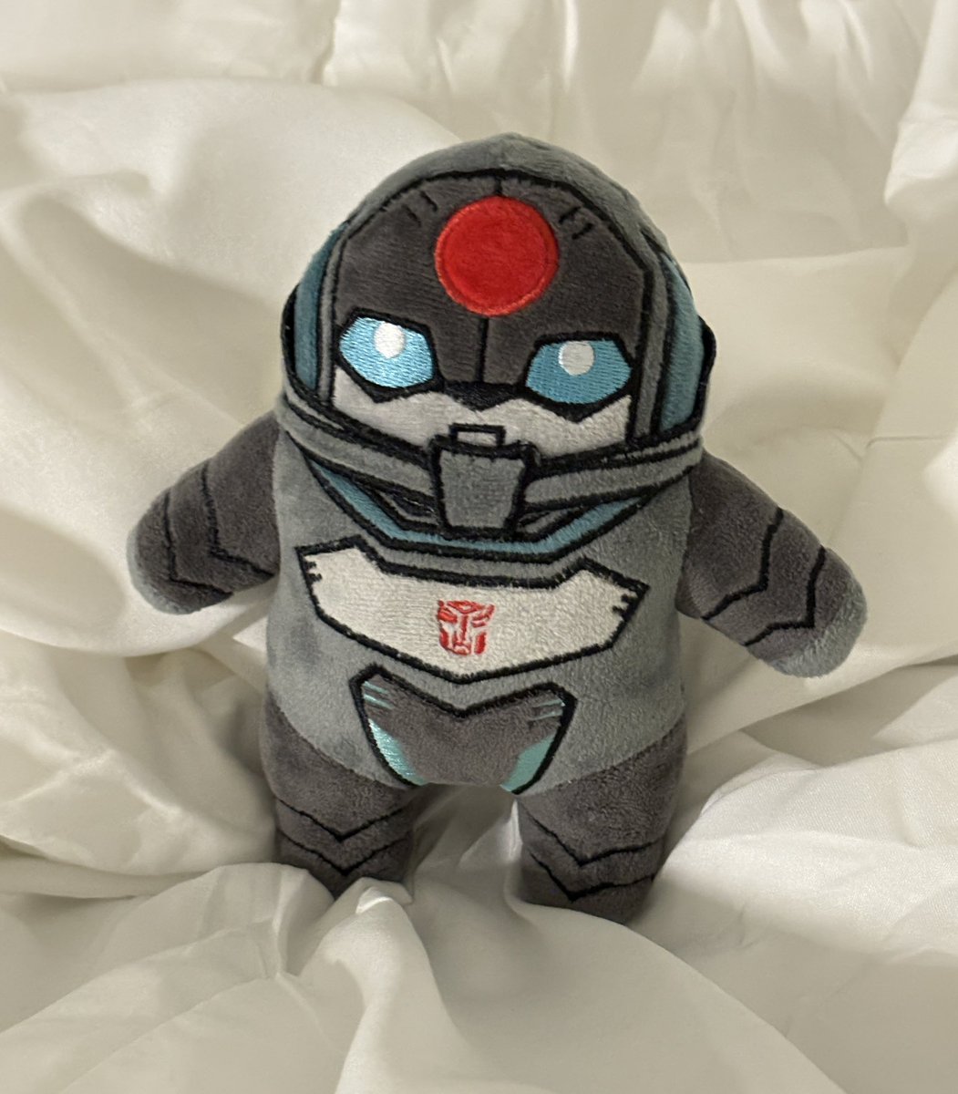 sgrimp_'s tweet image. I’ll make a more proper announcement later, but would you guys be interested in giving one of these lil Longarms a forever home?
He’s posable, polite, and very loyal 🥹
#transformers #longarm #shockwave