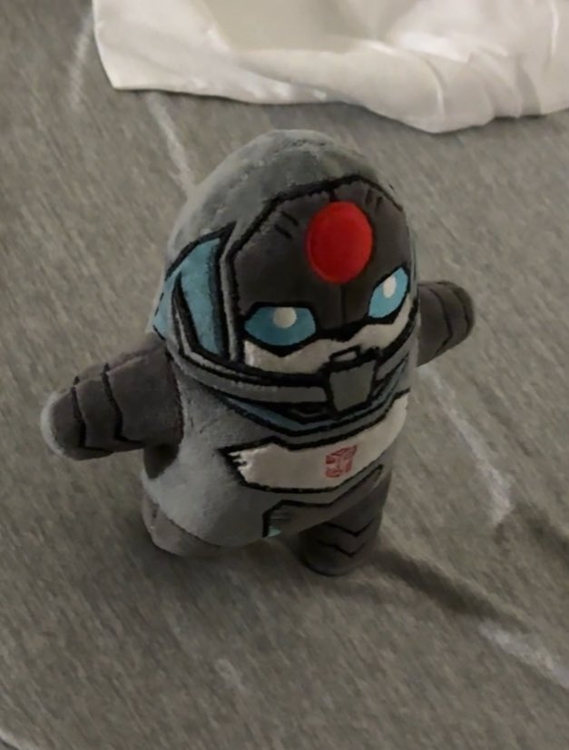 sgrimp_'s tweet image. I’ll make a more proper announcement later, but would you guys be interested in giving one of these lil Longarms a forever home?
He’s posable, polite, and very loyal 🥹
#transformers #longarm #shockwave