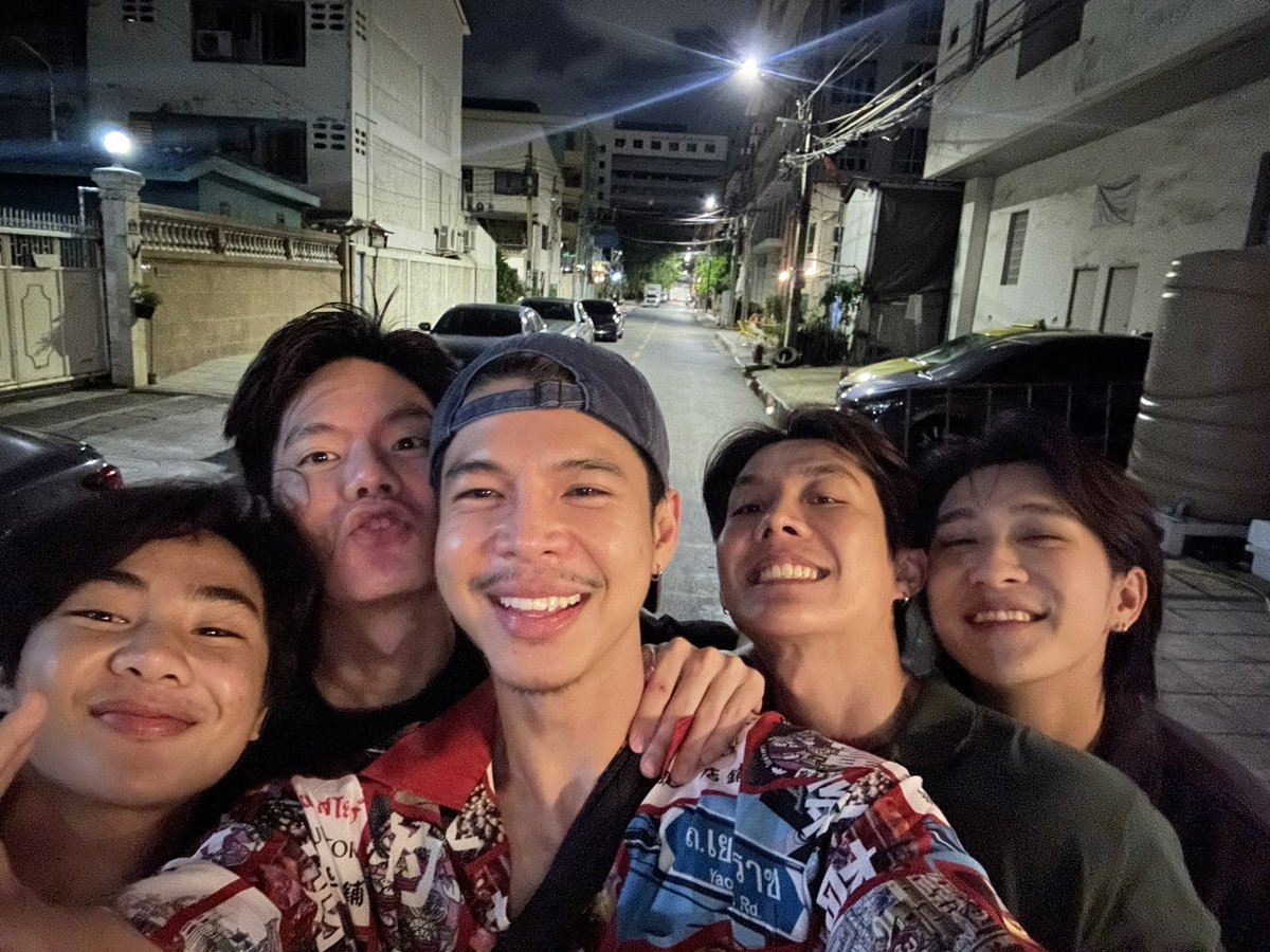 ทุกครั้งที่เจอกันก็จะมีคำถามคือ “ช่วงนี้เป็นไงบ้าง” อัพเดทกันและกัน ละก็จบด้วยเรื่องเดิมๆทุกครั้ง คุยกันแต่เรื่องเมื่อก่อนเราทำอะไรกันบ้าง ไปต่างประเทศ เที่ยว กินนอน อยู่ด้วยกันตลอด ตอนนั้นสนุกมาก เหมือนความฝันที่ไม่อยากตื่น ความทรงจำที่พวกเราผ่านกันมายังอยู่ตลอดไป ❤️