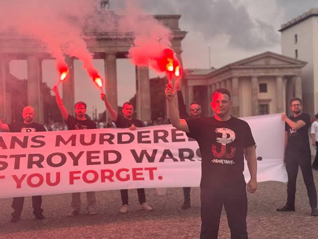 Piotr Maślak (@maslak_piotr) on Twitter photo Szanowny Panie Pośle <a href="/SlawomirMentzen/">Sławomir Mentzen</a> O której możemy spodziewać się podobnej fotografii z Placu Czerwonego? Dzisiaj 17 września - rocznica sowieckiej agresji na Polskę! I prośba o info, co będzie napisane na banerze? Nie zakładam, że Rosja ma u Pana taryfę ulgową Szanowny Panie Pośle <a href="/SlawomirMentzen/">Sławomir Mentzen</a> O której możemy spodziewać się podobnej fotografii z Placu Czerwonego? Dzisiaj 17 września - rocznica sowieckiej agresji na Polskę! I prośba o info, co będzie napisane na banerze? Nie zakładam, że Rosja ma u Pana taryfę ulgową