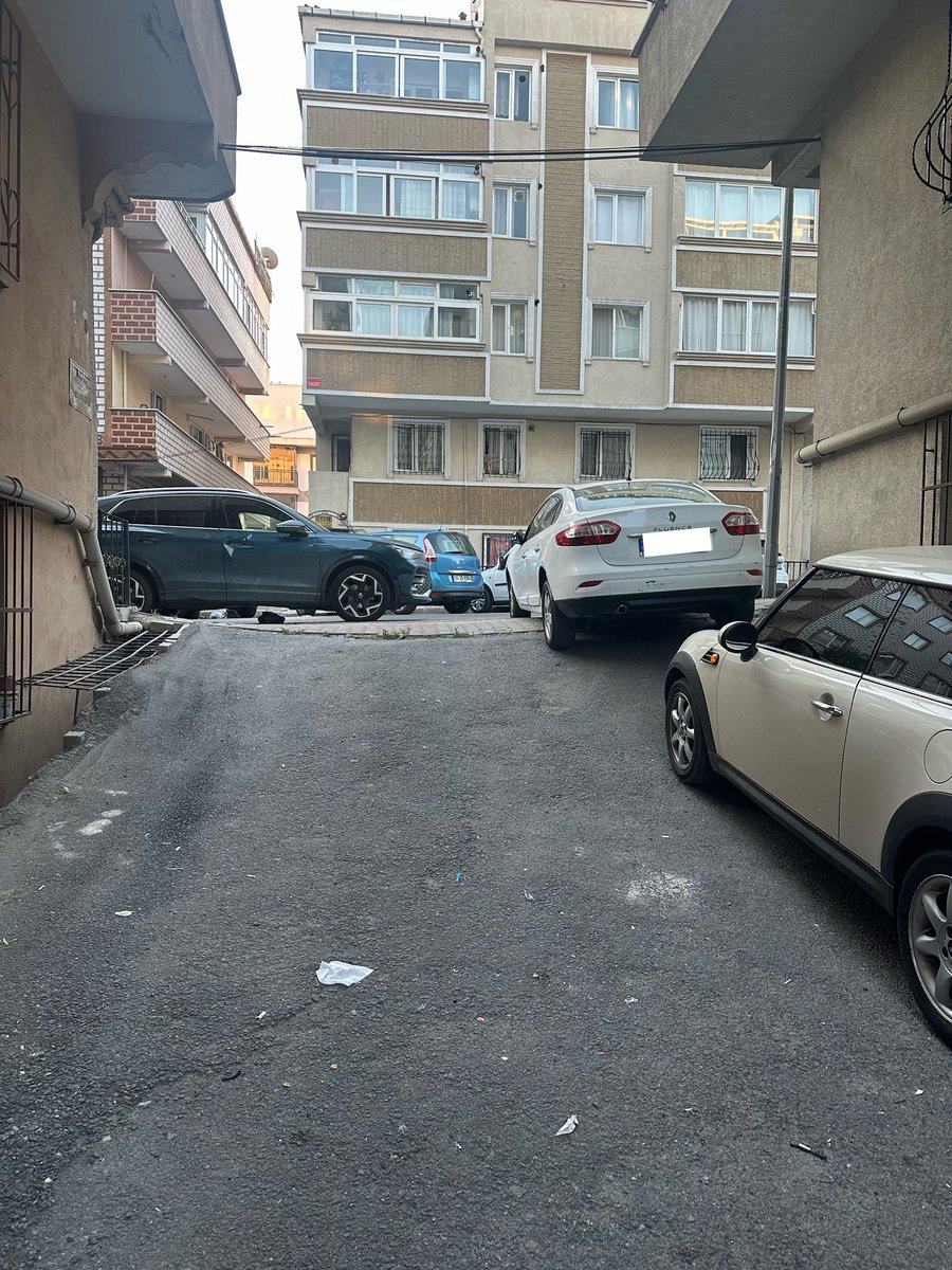 engnsmsk's tweet photo. Benim aracımla birlikte toplam 4 aracın çıkışını engelleyecek şekilde park eden bu aracı sabah saat 07.00’de 112’ye bildirdim, bu saate kadar hala bir dönüş alamadım. Ekiplerinizin ilgisi her daim huzurlu ve güvende hissettiriyor, teşekkürler 🙏🏻  @EmniyetGM @AliYerlikaya https://t.co/tPpE9AoW20