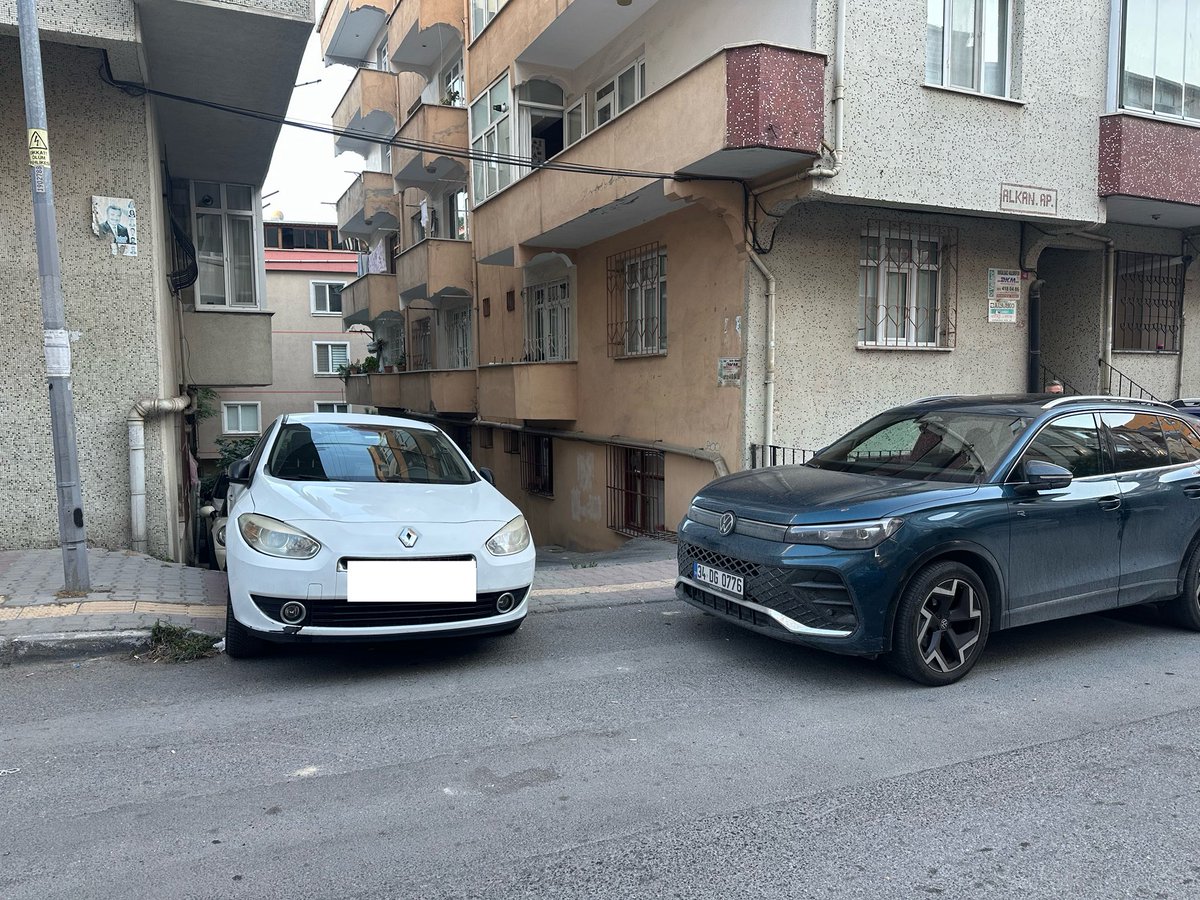 engnsmsk's tweet photo. Benim aracımla birlikte toplam 4 aracın çıkışını engelleyecek şekilde park eden bu aracı sabah saat 07.00’de 112’ye bildirdim, bu saate kadar hala bir dönüş alamadım. Ekiplerinizin ilgisi her daim huzurlu ve güvende hissettiriyor, teşekkürler 🙏🏻  @EmniyetGM @AliYerlikaya https://t.co/tPpE9AoW20