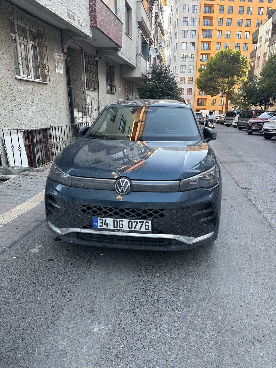 engnsmsk's tweet photo. Benim aracımla birlikte toplam 4 aracın çıkışını engelleyecek şekilde park eden bu aracı sabah saat 07.00’de 112’ye bildirdim, bu saate kadar hala bir dönüş alamadım. Ekiplerinizin ilgisi her daim huzurlu ve güvende hissettiriyor, teşekkürler 🙏🏻  @EmniyetGM @AliYerlikaya https://t.co/tPpE9AoW20