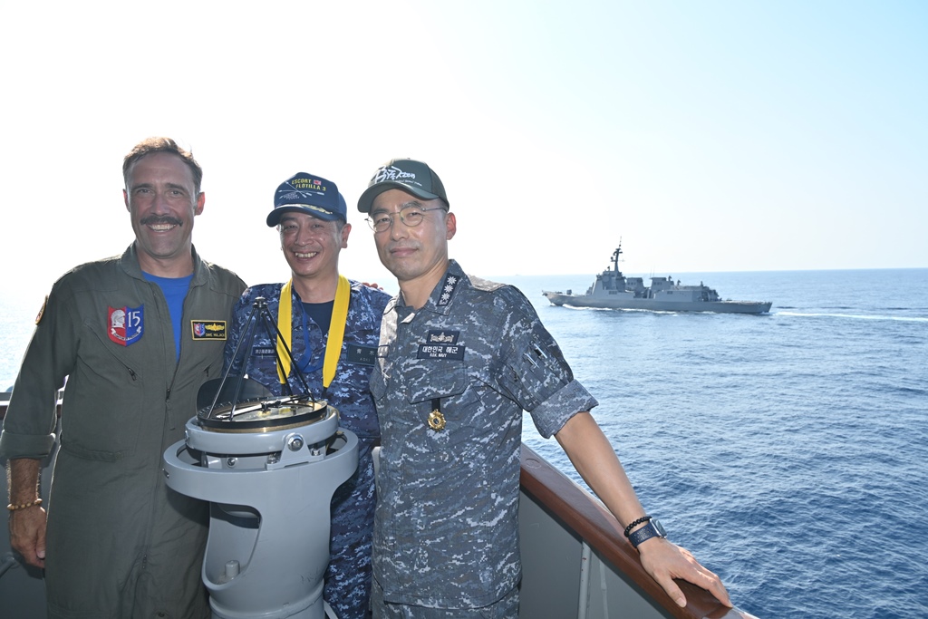 JapanJointStaff's tweet photo. Sep 14, Prior to the Exercise #FreedomEdge25, three commanders of Naval asset -RADM Aoki, Commander of the JMSDF Escort Flotilla 3; U.S. Navy CAPT Haljack, Commander of the USN Destroyer SQ15; and CAPT Kim, Commander of the ROK Navy Maritime Task SQ73-gathered on the DDH Hyuga. https://t.co/9LhGHGK8Is