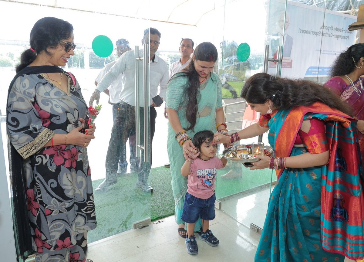 aaijuhairport's tweet photo. On 17th September 2025, Juhu Airport joins in the celebration of Yatri Sewa Diwas by organizing several passenger-friendly activities. The day begins with a heartfelt welcome, embracing the spirit of Indian culture and hospitality.
#MoCA_GoI
#AAI_Official
#YatriSewaDiwas https://t.co/TykzYygl3L