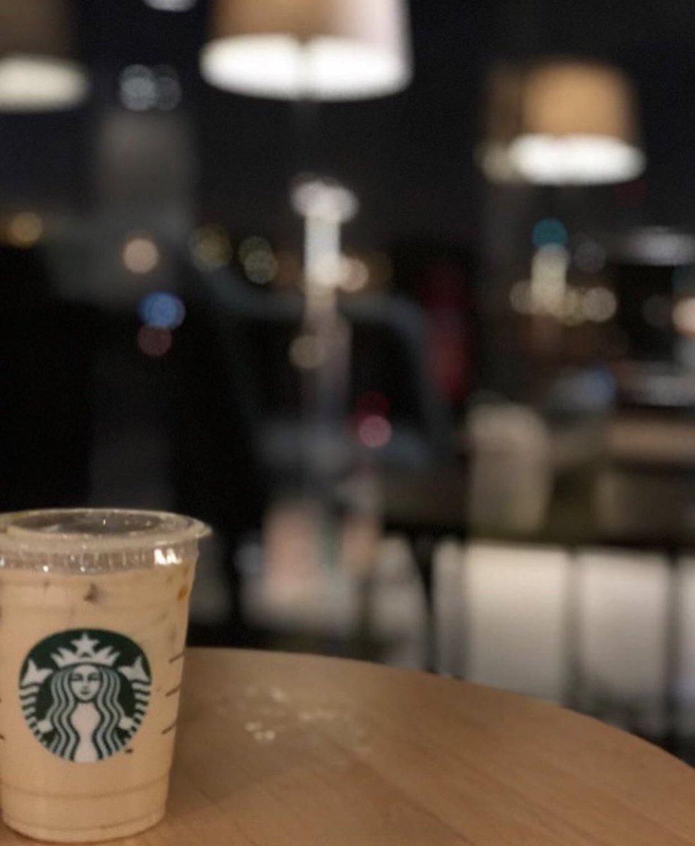 ونحن في المقهى
أتعمد أشيح النظر عنك
أخاف أن أنظر
فيخرج من عينيك قلبي
#علي
#مملكة_القيصر