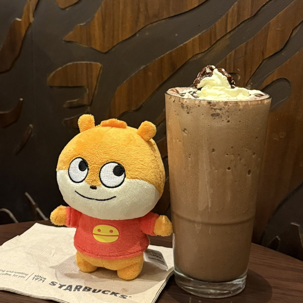 Oame0811's tweet photo. （´▽｀）✨ Oame Jr. の大好物は、スターバックスのジャバチップスなんです〜！🍫✨
とにかくクリームたっぷりが一番！

#konezumi #yujinishimura #studioUG #こねずみ #にしむらゆうじ #OameJr
#スターバックス #ジャバチップ https://t.co/0yhdovuqZS