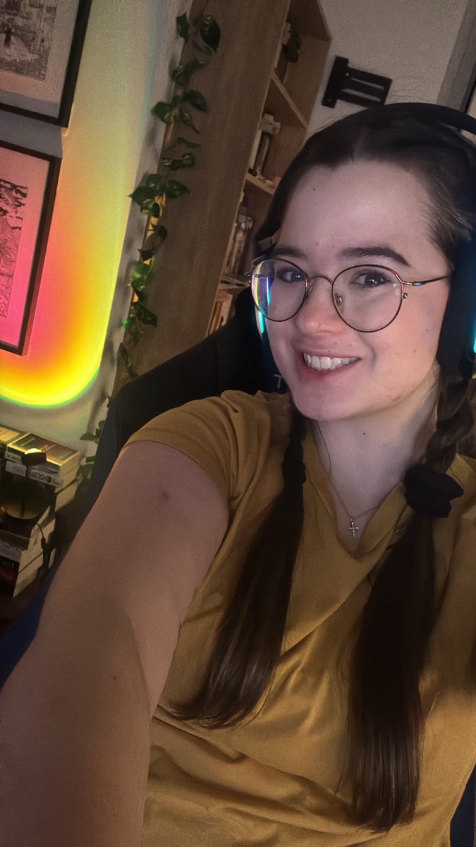 I haven’t posted on here in a while but anyway come say hi , I’m live on Twitch! 
twitch.tv/renaissance101