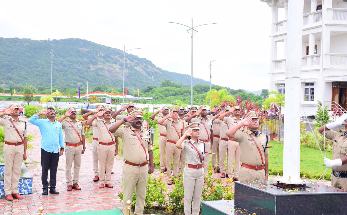 SP SIRCILLA (@spsircilla) on Twitter photo జిల్లా పోలీస్ కార్యాలయ ఆవరణలో తెలంగాణ రాష్ట్ర ప్రజాపాలన దినోత్సవ వేడుకలు.
<a href="/TelanganaCOPs/">Telangana Police</a> జిల్లా పోలీస్ కార్యాలయ ఆవరణలో తెలంగాణ రాష్ట్ర ప్రజాపాలన దినోత్సవ వేడుకలు.
<a href="/TelanganaCOPs/">Telangana Police</a>