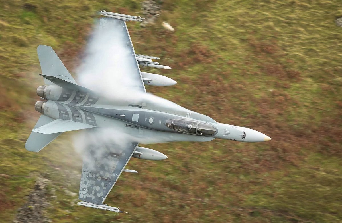 welshi233's tweet image. Royal Canadian Air Force  CF F18 Hornet Low Level Mach Loop Wales 🏴󠁧󠁢󠁷󠁬󠁳󠁿 🇨🇦 #rcaf #Canada #f18 #f18hornet #machloop #wales