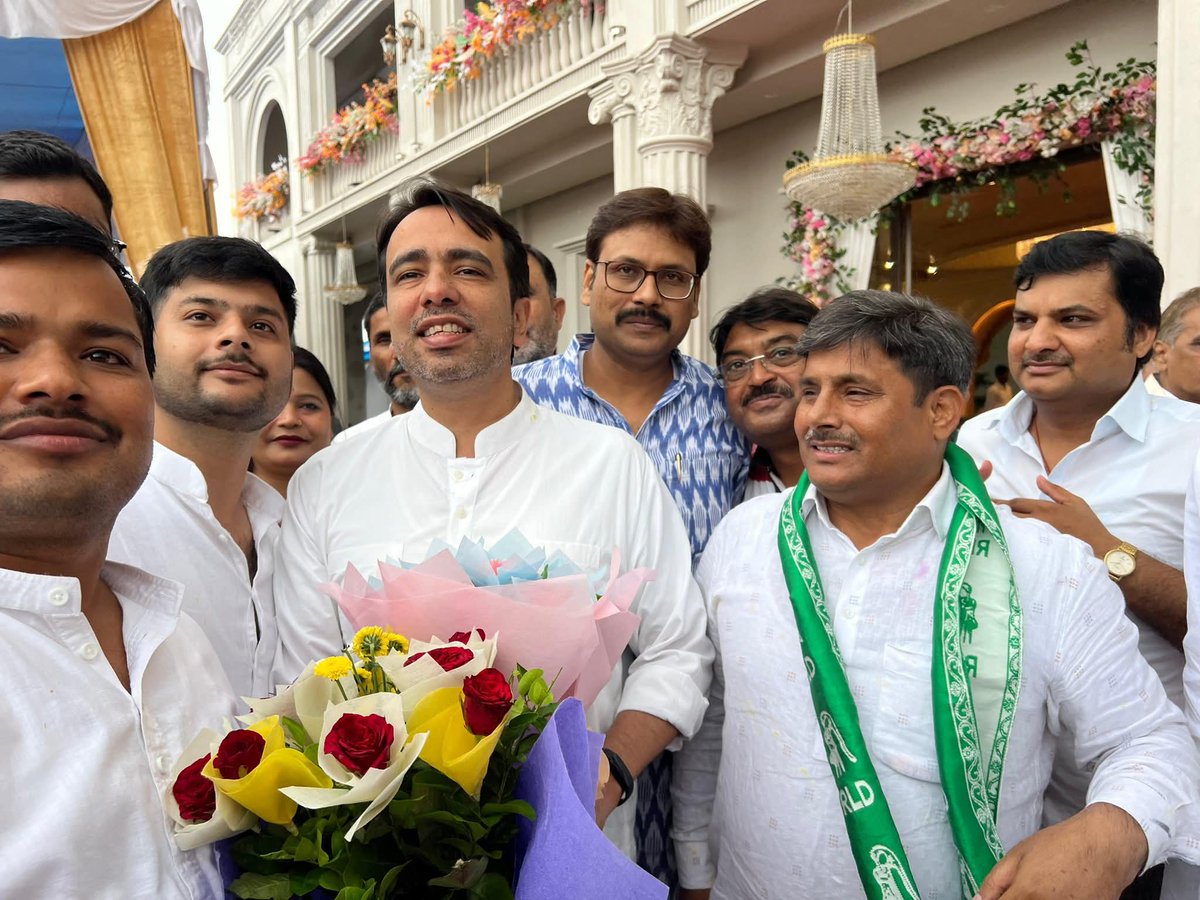 Vivekdeol7's tweet image. माननीय श्री @jayantrld जी का लखनऊ के इमेजिन रिसॉर्ट पहुँचने पर राष्ट्रीय लोकदल के पदाधिकारियों एवं कार्यकर्ताओं द्वारा भव्य स्वागत किया गया।

#RLD
#KaushalMahotsav
#Lucknow