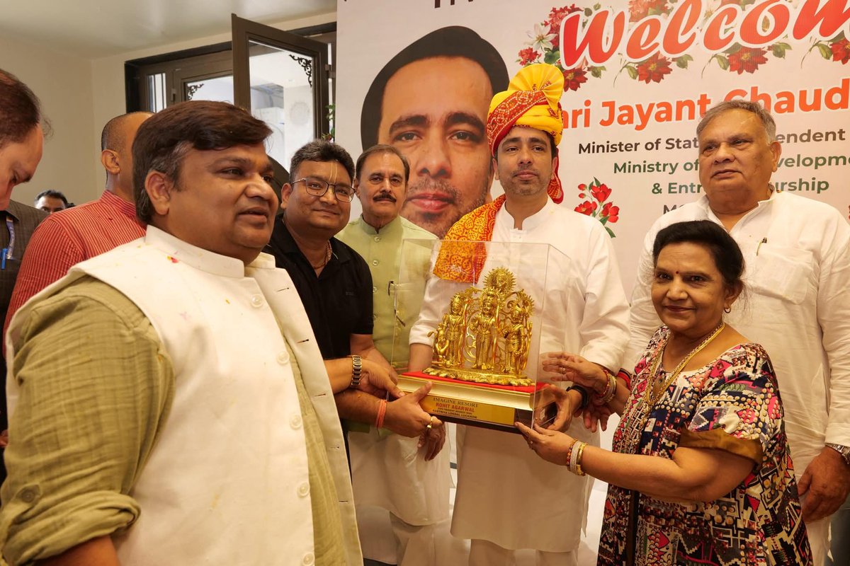 Vivekdeol7's tweet image. माननीय श्री @jayantrld जी का लखनऊ के इमेजिन रिसॉर्ट पहुँचने पर राष्ट्रीय लोकदल के पदाधिकारियों एवं कार्यकर्ताओं द्वारा भव्य स्वागत किया गया।

#RLD
#KaushalMahotsav
#Lucknow