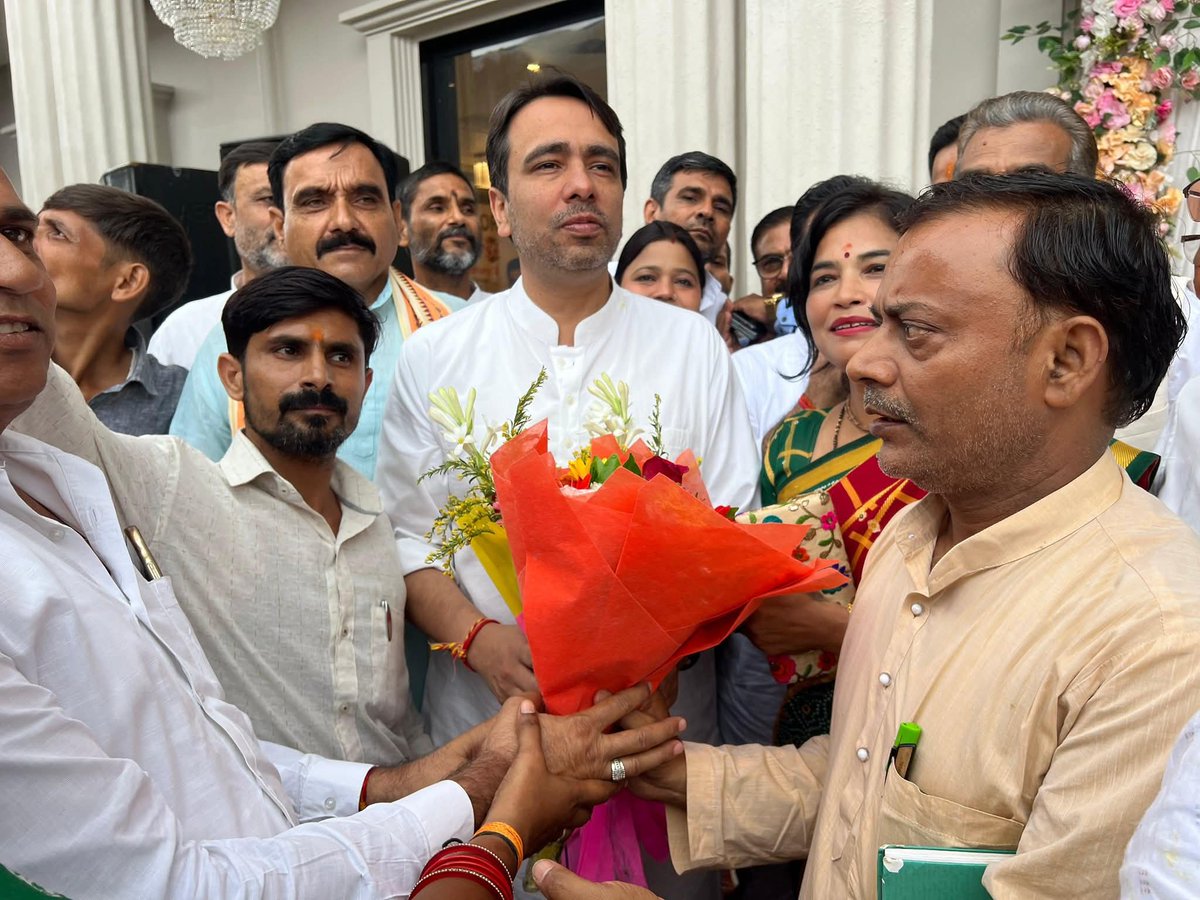 Vivekdeol7's tweet image. माननीय श्री @jayantrld जी का लखनऊ के इमेजिन रिसॉर्ट पहुँचने पर राष्ट्रीय लोकदल के पदाधिकारियों एवं कार्यकर्ताओं द्वारा भव्य स्वागत किया गया।

#RLD
#KaushalMahotsav
#Lucknow