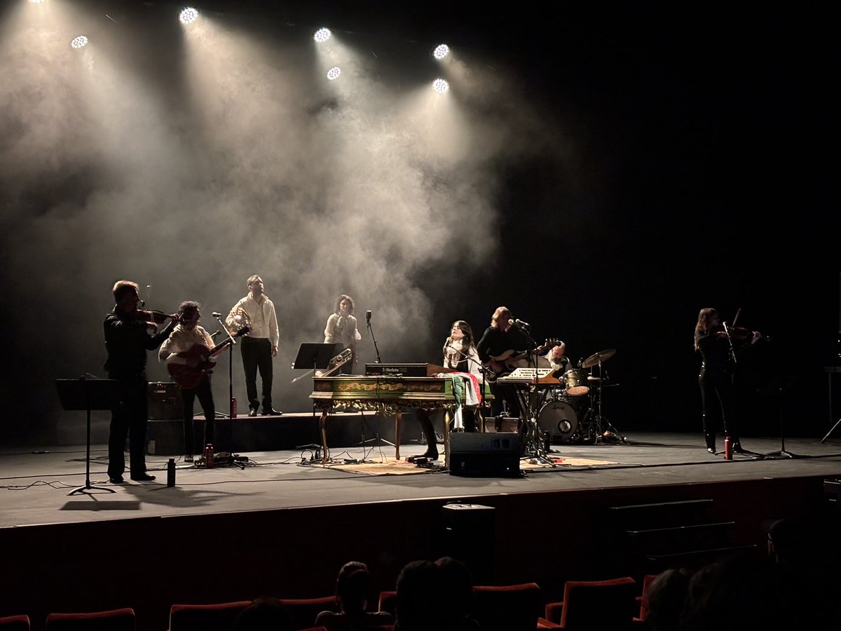 Ja han començat les activitats professionals del <a href="/MercatMusicaVic/">MMVV</a> 
Fins dg s’hi podran veure i sentir moltes novetats musicals de l’escena catalana i internacional.
No te les perdis!
mmvv.cat/ca/programa