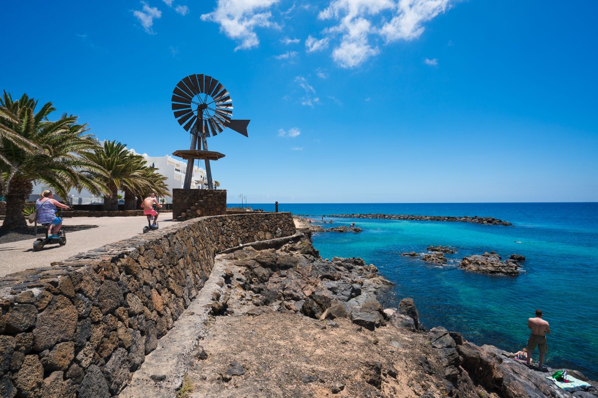 💛 Sol, buena compañía y alegrías infinitas te transportarán a un verano eterno en nuestra maravillosa #Lanzarote 🥗🐙🤿

#LanzaroteLaIslaDiferente