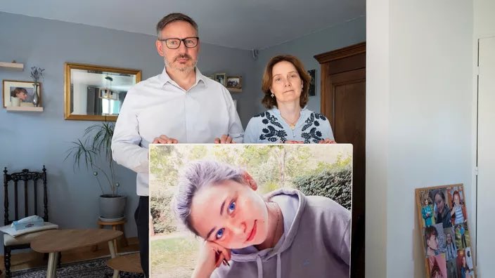 Un an après la mort de Philippine, Loic et Blandine, ses parents expriment leur colère 🗣️ : 

« Cet individu n’aurait jamais dû se trouver sur son chemin donc c’est encore plus révoltant […] L’abrogation de la Loi Marleix nous a anéanti (loi qui permettait le prolonger le délai