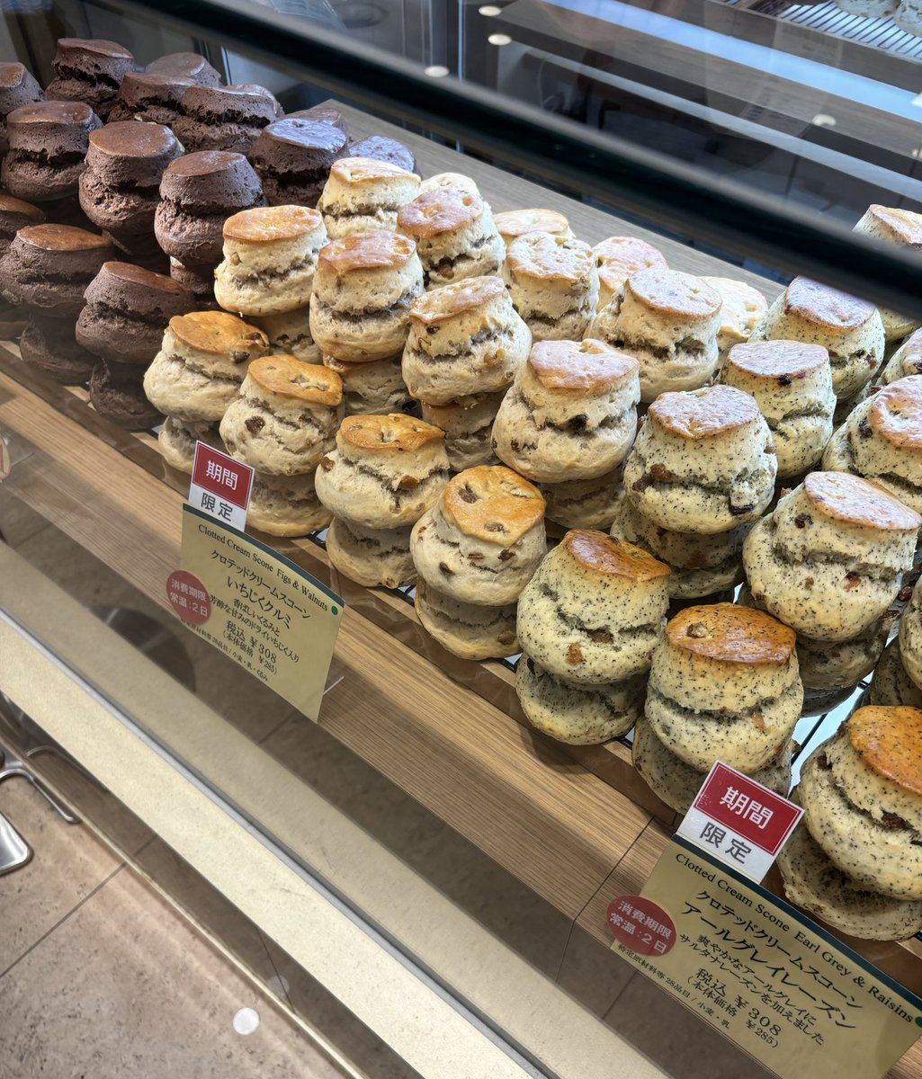 阪急うめだ本店地下1階にあるロドスさん。万博のイギリス館のスコーンを作っているそうです。
ここで買えば大体半額位で購入出来ます←
パッケージがめっちゃかわいい☺️