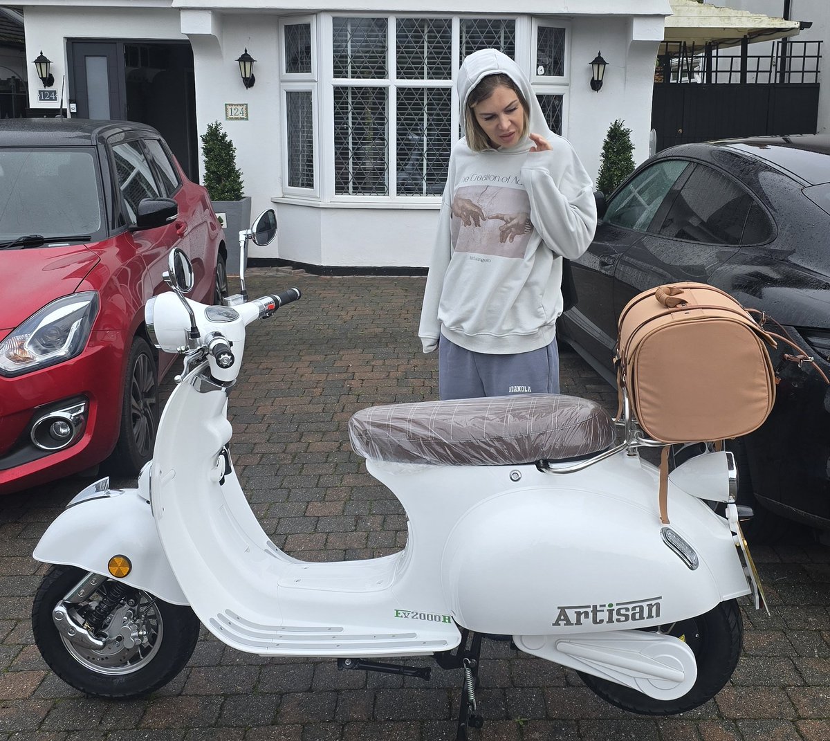 GreenMoped's tweet image. A new owner admiring her new Artisan EV2000r #electricmoped being received in the home counties today. Enjoy! Available to test-ride and buy from @greenmopeds #ev #commuting