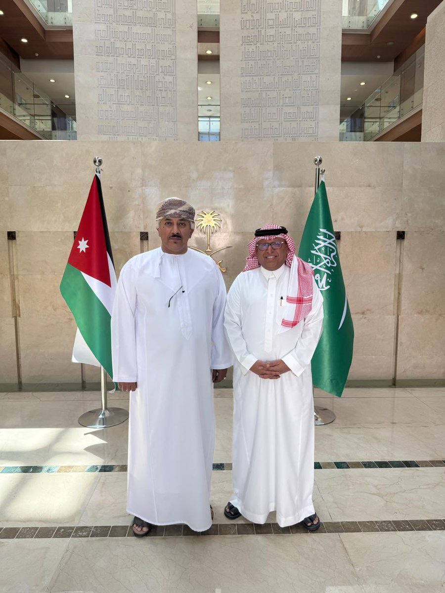 استقبل القائم بالأعمال بالإنابة #محمد_بن_حسن_مونس <a href="/monis557/">M.MONIS</a> اليوم في مكتبه  بالسفارة سعادة الشيخ
#فهد_بن_عبدالرحمن_العجيلي سفير سلطنة عمان الشقيقة<a href="/OmanEmbassyJOR/">سفارة سلطنة عُمان - عمّان | OMAN EMBASSY - AMMAN</a> .
 
وجرى خلال اللقاء بحث العلاقات الثنائية بين البلدين الشقيقين وسبل تعزيزها وتطويره. 🇸🇦🇴🇲