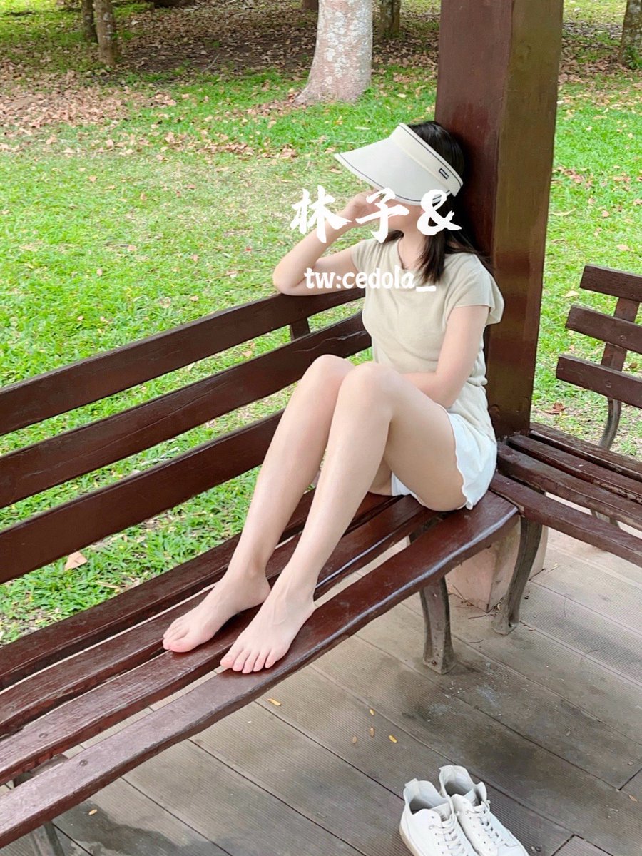 老婆说上一张太辣眼睛了，要我放点唯美的盖住。我问老婆上次你在房间里怎么叫得那么厉害，老婆说他的太长，又进的太急，一下就顶到她敏感点了。大概是前几天搞得太爽，老友喊老婆过去长沙，老婆竟然同意了，明天还得上班呢。下午在公园里溜达了一圈，就已经弄的老婆香汗淋漓。等会儿吃完饭就开干。 https://t.co/esk37oWE8V