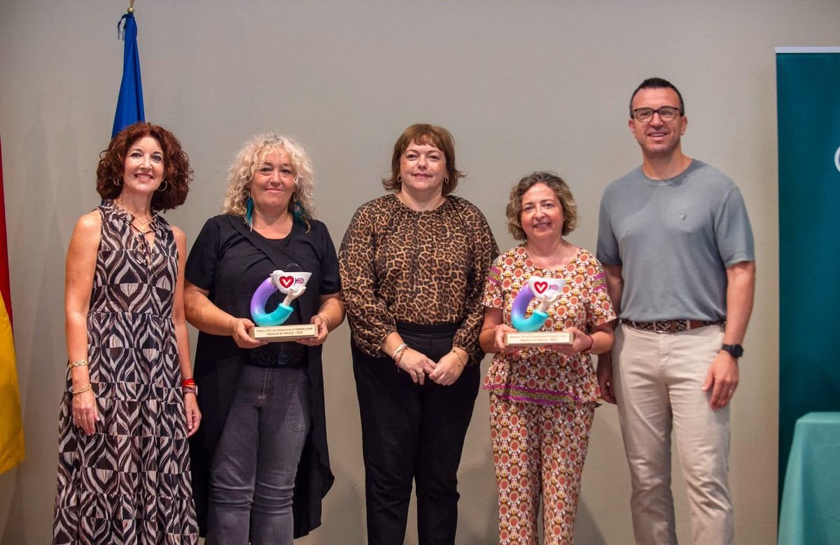 La nostra regidora de Comerç i Mercat, 🙋🏼 Leticia Hernandis, va assistir ahir al lliurament de premis per l'ús del valencià als comerços que organitza la Diputació de València. Enhorabona a Escaioles Picassent i a Ferreteria San Carlos pels seus guardons!