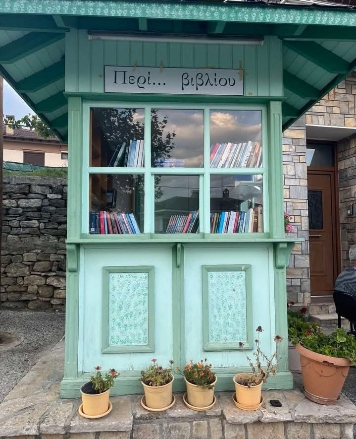 Στο Νεστόριο της Καστοριάς ένα περίπτερο έχει μετατραπεί σε δανειστική βιβλιοθήκη 🩶🖤