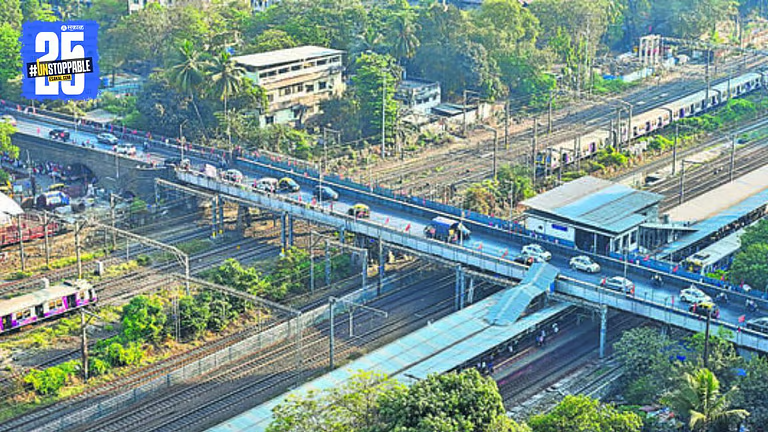 SakalMediaNews's tweet image. एल्‍फिन्स्‍टन पूल तोडकामाने ‘रुग्‍णकोंडी’, परळमधील रुग्णालये गाठण्यासाठी उशीर 
#ElphinstoneBridge #MumbaiTraffic #ParelHospitals #Elphinstonebridgeconstruction

esakal.com/mumbai/elphins…