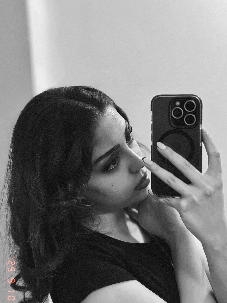Mobiisn's tweet photo. Mirror selfie🎀 https://t.co/Rqgacuoxuo