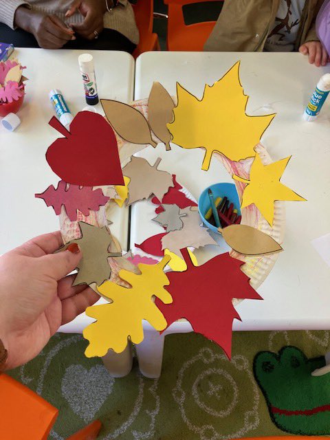 GreenwichLibs's tweet image. We had a great #MessyMorning session at #ColdharbourLibrary yesterday! 🍁 We made autumn wreaths using different colours, shapes and lots of glue 🎨 Join the fun on Tuesdays at 10.30-11.30am to make friends, borrow books and more #CraftingFun! 📚 #LoveYourLibrary