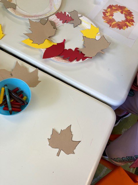 GreenwichLibs's tweet image. We had a great #MessyMorning session at #ColdharbourLibrary yesterday! 🍁 We made autumn wreaths using different colours, shapes and lots of glue 🎨 Join the fun on Tuesdays at 10.30-11.30am to make friends, borrow books and more #CraftingFun! 📚 #LoveYourLibrary
