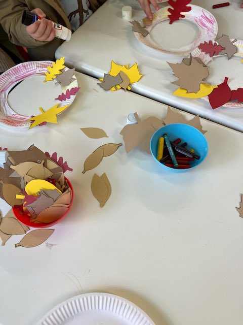 GreenwichLibs's tweet image. We had a great #MessyMorning session at #ColdharbourLibrary yesterday! 🍁 We made autumn wreaths using different colours, shapes and lots of glue 🎨 Join the fun on Tuesdays at 10.30-11.30am to make friends, borrow books and more #CraftingFun! 📚 #LoveYourLibrary
