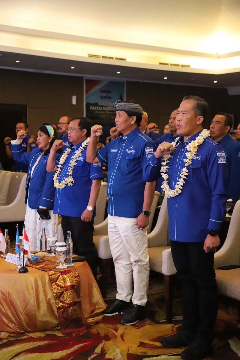 PDemokrat's tweet photo. AHY Pesan Kader Demokrat Tingkatkan Komunikasi dengan Rakyat

Bali, 16 September 2025 – Ketua Umum Partai Demokrat, Agus Harimurti Yudhoyono (AHY), menitipkan pesan penting kepada seluruh kader Partai Demokrat agar terus meningkatkan intensitas komunikasi dengan rakyat. Pesan ini disampaikan oleh Sekretaris Jenderal Partai Demokrat, @akang_hero, saat menghadiri Rapat Kerja Daerah (Rakerda) DPD Partai Demokrat Provinsi Bali.