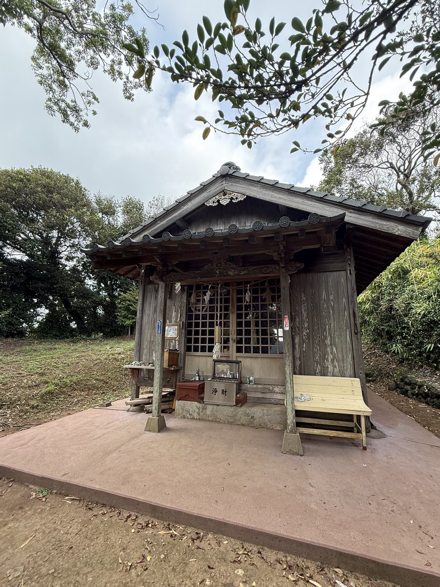 太陽と月の引力によって神様に会える、神秘のパワースポット「壱岐のモンサンミッシェル」

満潮のときに訪れると、まったく渡れる気がしませんが……干潮になると海から参道が現れ、歩いて参拝することができます

小島神社の社殿へは、島の裏側から行くことができます