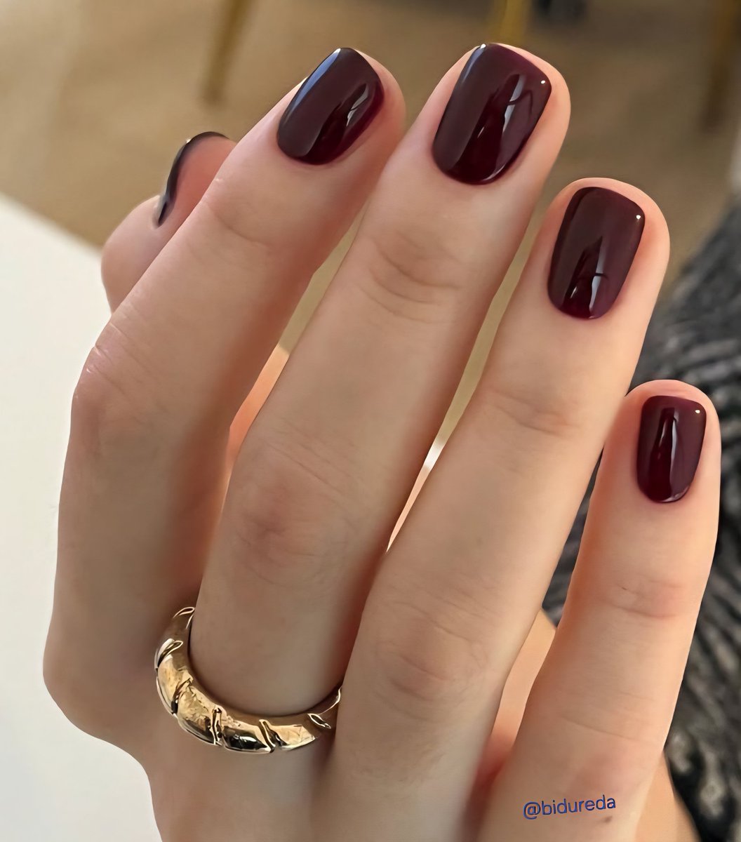 Kızlar kısa tırnak modasını özleyen sadece ben miyim ya ne güzeldi şimdi herkes iki metre tırnak yaptırıyor iğrenc duruyoo