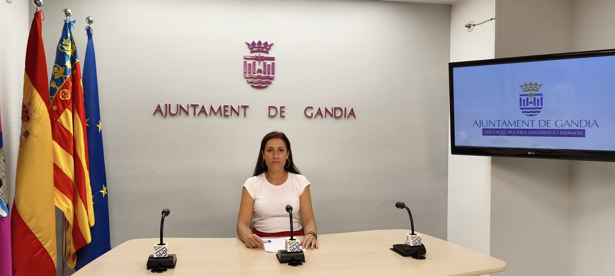 🎙️En roda de premsa després del Consell Escolar Municipal per donar compte de les mancances que patim per part de Conselleria d'Educació.
⚠️Falta personal i falten places per acollir a l'alumnat. Exigim un nou centre escolar a Gandia.
❌Prou de posar pegats, necessitem solucions.