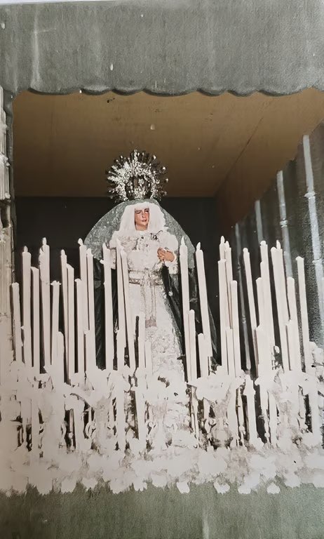 granpodertocin4's tweet photo. HISTORIA|
En la Madrugada del Viernes Santo de 1959 María Santísima del Mayor Dolor y Traspaso sale por primera vez en la estación de penitencia de la Hermandad acompañando al Señor.Para ello la Hermandad había adquirido a la Hermandad de San Benito de Sevilla el juego de https://t.co/kRhghzvYdI