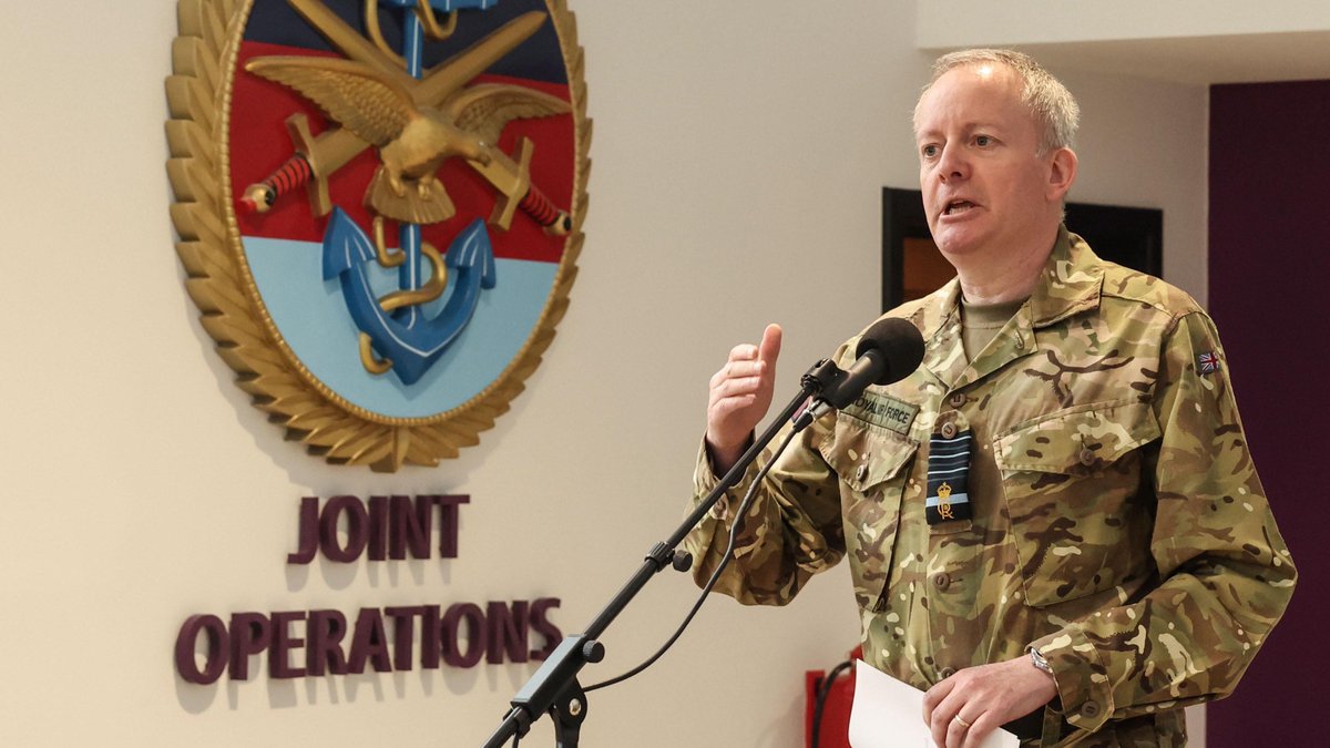 DefenceOps's tweet image. 👤🤝Leadership in action.
⏮️🗓️Last week the Chief of the Defence Staff visited Northwood HQ meeting @PJHQ_CJO & General Hockenhull.
🔎 He was given an insight into Global Ops & the wide scope of work taking place in the HQ, before addressing the personnel of Northwood.🗣️