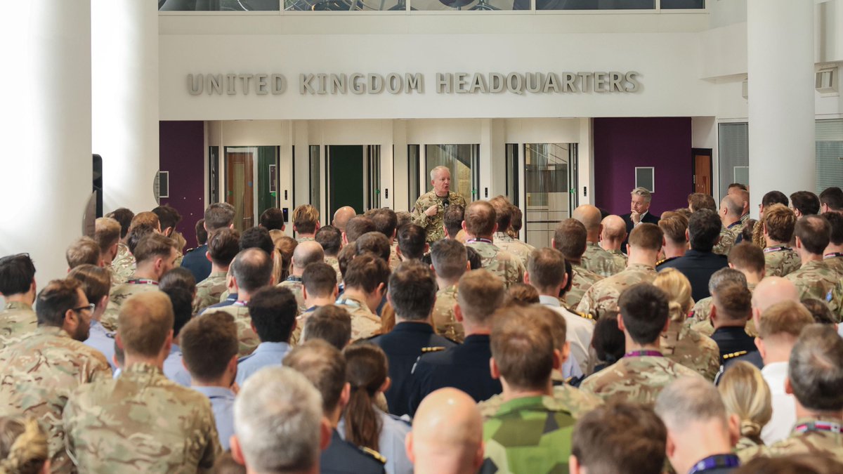 DefenceOps's tweet image. 👤🤝Leadership in action.
⏮️🗓️Last week the Chief of the Defence Staff visited Northwood HQ meeting @PJHQ_CJO & General Hockenhull.
🔎 He was given an insight into Global Ops & the wide scope of work taking place in the HQ, before addressing the personnel of Northwood.🗣️