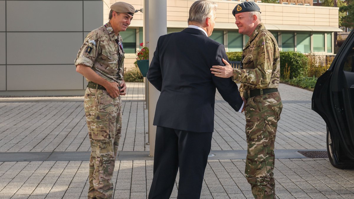 DefenceOps's tweet image. 👤🤝Leadership in action.
⏮️🗓️Last week the Chief of the Defence Staff visited Northwood HQ meeting @PJHQ_CJO & General Hockenhull.
🔎 He was given an insight into Global Ops & the wide scope of work taking place in the HQ, before addressing the personnel of Northwood.🗣️