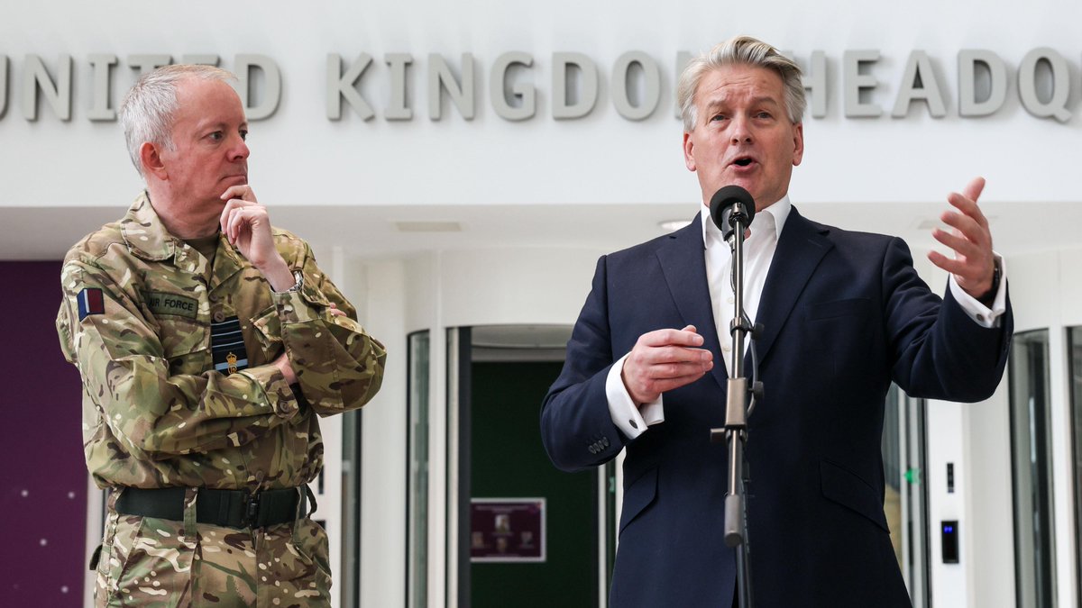 DefenceOps's tweet image. 👤🤝Leadership in action.
⏮️🗓️Last week the Chief of the Defence Staff visited Northwood HQ meeting @PJHQ_CJO & General Hockenhull.
🔎 He was given an insight into Global Ops & the wide scope of work taking place in the HQ, before addressing the personnel of Northwood.🗣️