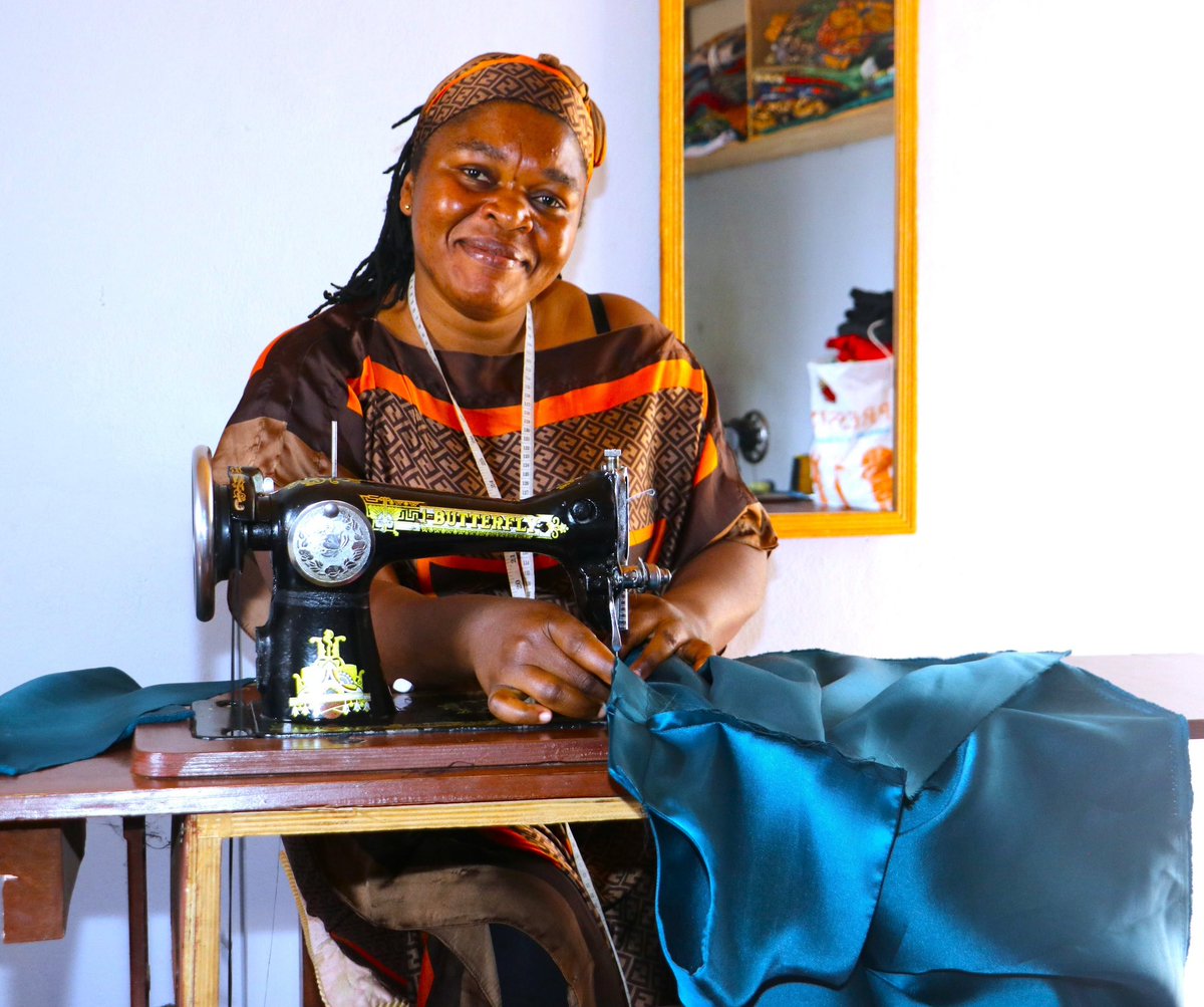 PNUDCameroun's tweet image. Mengla Doris escaped conflict with her family, unsure of what the future would hold.

 Through training and support from the UNDP 🇨🇲 #RecoveryProgramme under the #PPRD-NW/SW, she received training and equipment to start her own tailoring workshop.

Today, Doris is more than a…