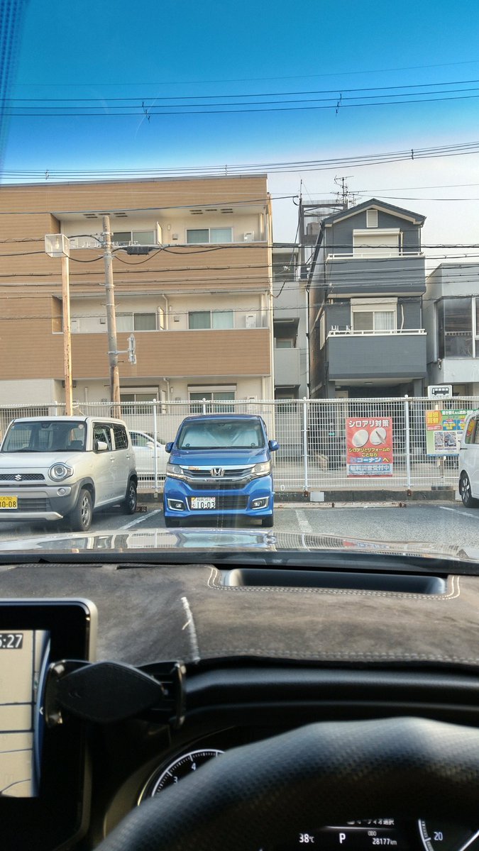 こんばんは🌃何やかんやで早く終われたので自宅で晩ご飯です🍛カツカレーとハムサラダ🥗またまた同じ物ばかりですいません🤣好きなんですよね🙆