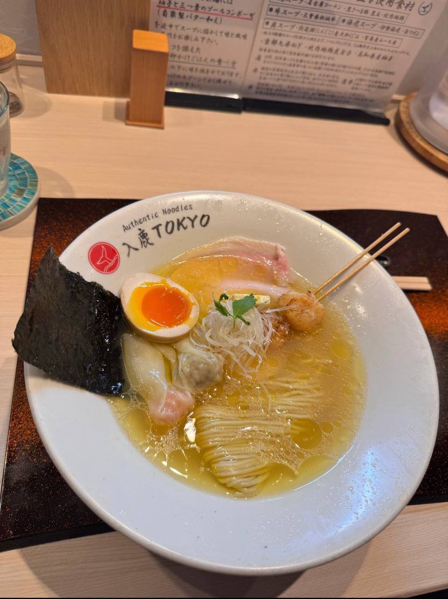 Blaiscsdowell's tweet photo. 今日の夕食は入鹿の醬油ベースのラーメンです。夕食の時間ですから。20分くらい並んでいました。店内では厨房や板前を撮影することはできません。しかし、茹でている間、料理人が激しく麺を転がしているのが見えました。今日のスープはコクがあります。きれいに飲みました

#ラーメン #東京グルメ https://t.co/lbJ6j0F6Dx