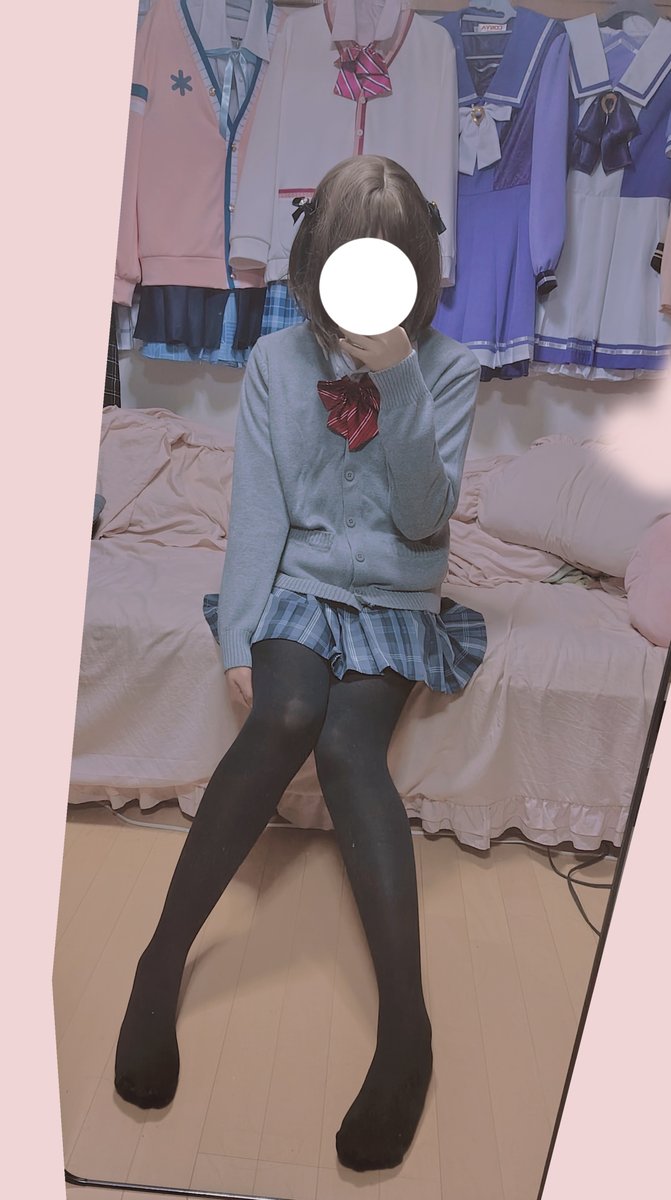 男なのに女子制服着てます