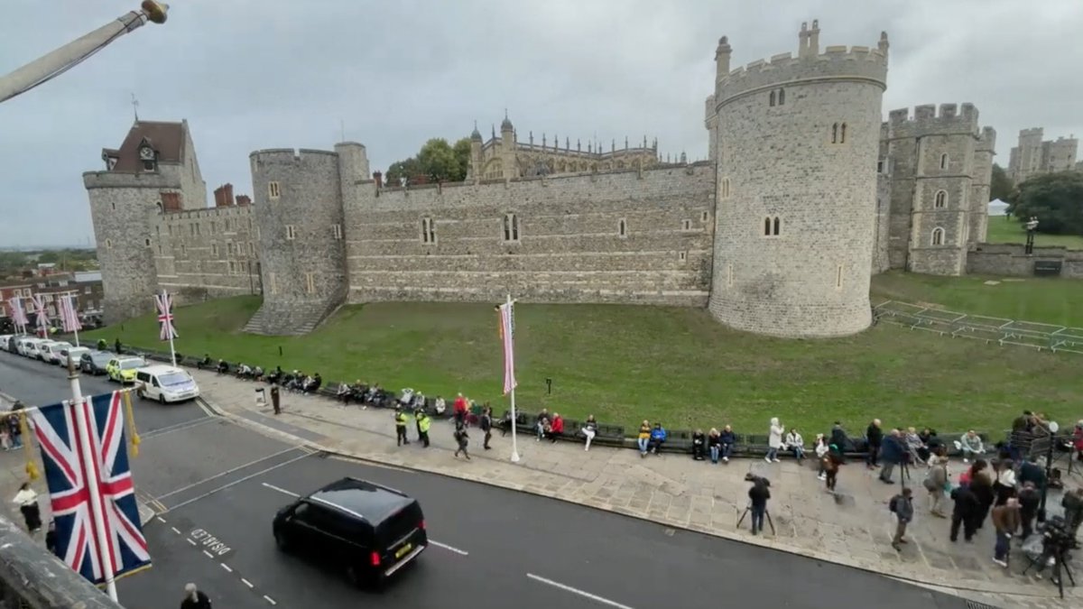 Follow the visit of #DonaldTrump LIVE Windsor Castle wp.me/p4BB8h-1wM5 crowds gathering outside #Windsor #KingandQueen #royals